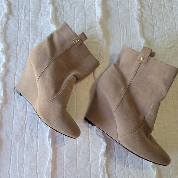 Colin Stuart Suede Wedge Ankle Booties 8.5 EUC - Picture 3 of 10